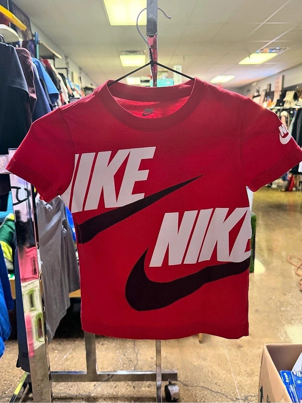 Nike Boys Short Sleeve Logo Tee Size Medium Like New